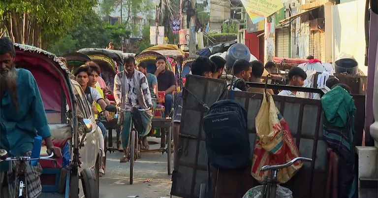 রাস্তার পাশেই ময়লার ভাগাড়